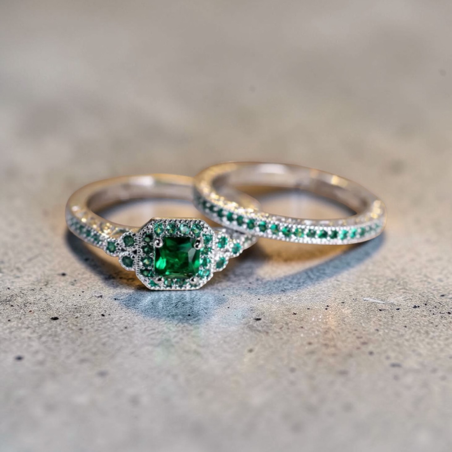 Eleganter Ring mit Smaragd und Zirkonia