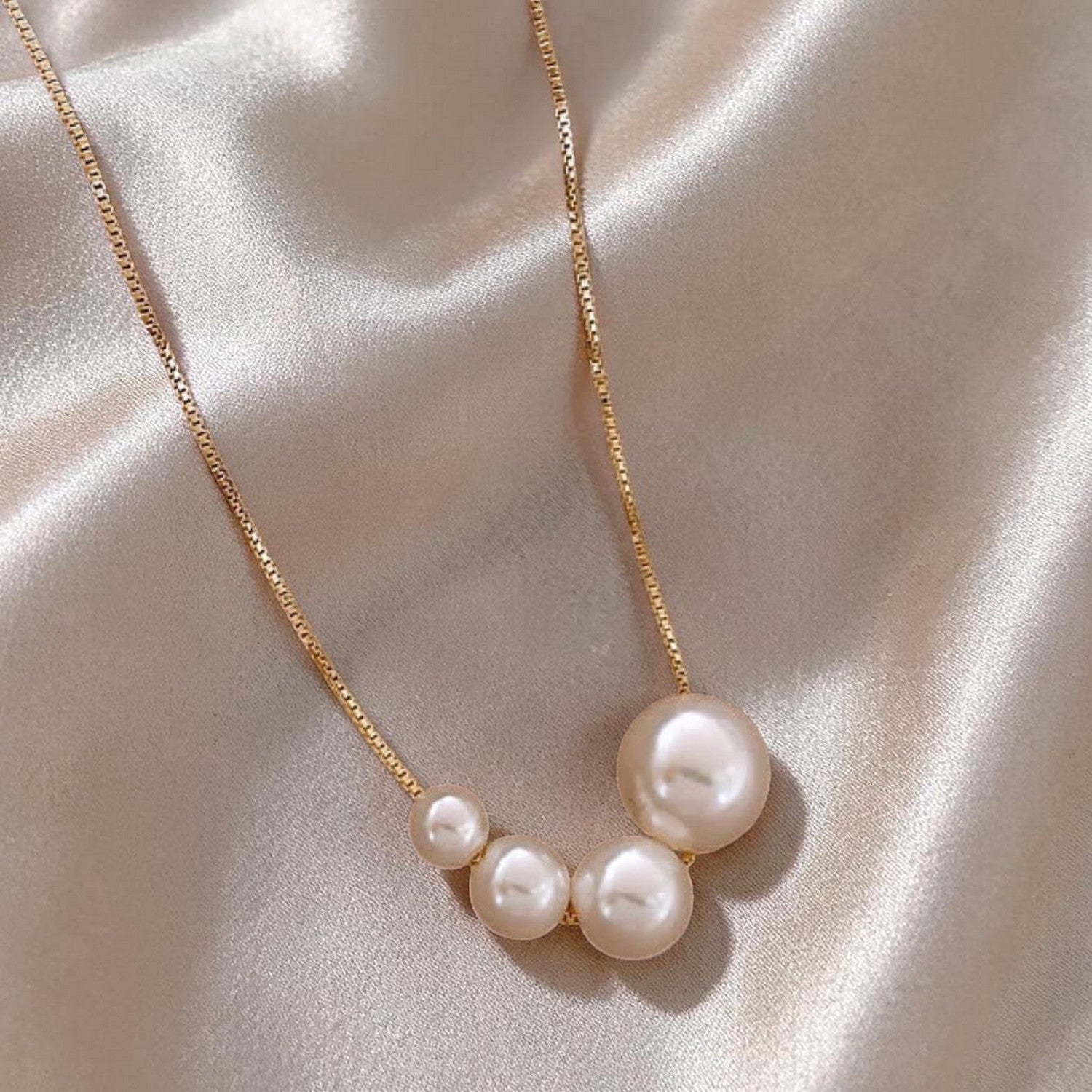 Gold Graduating Pearl Necklace