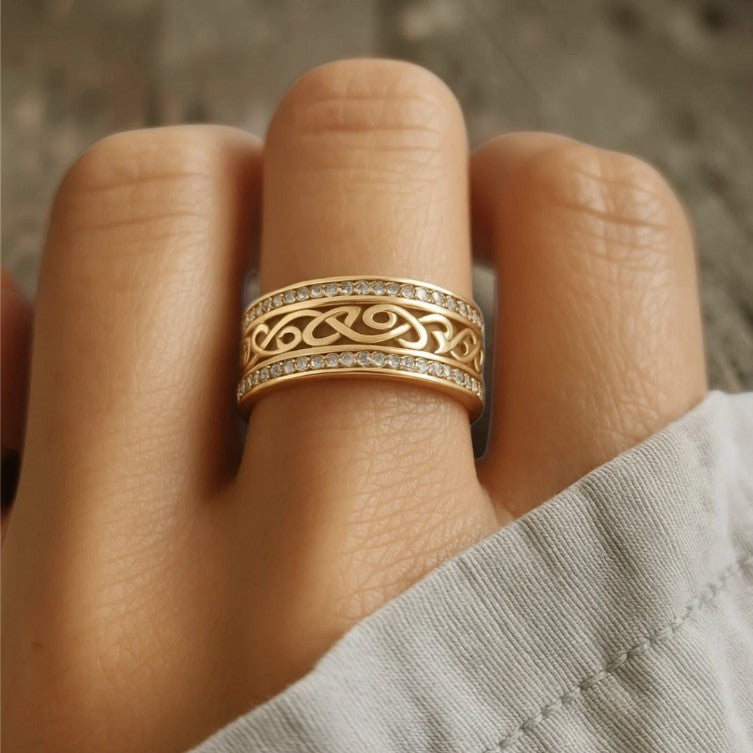 Goldring mit Hohlmuster – Strahlendes Design